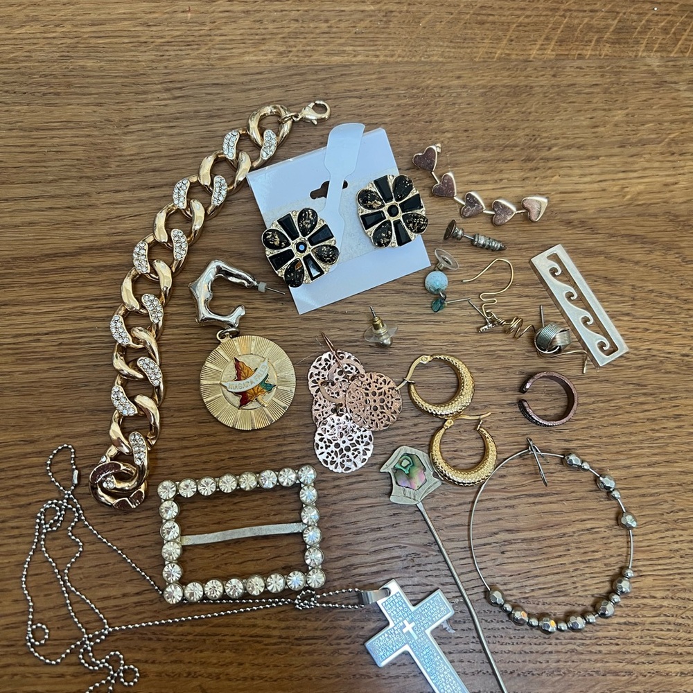 Vintage Assorted Gold and Silver tone Jewelry lot